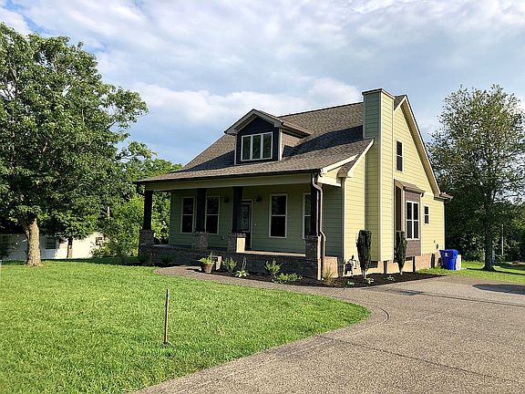 2nd image of 215 College St