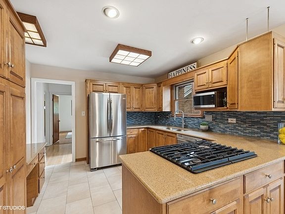 5th image of 822 N Belmont Ave