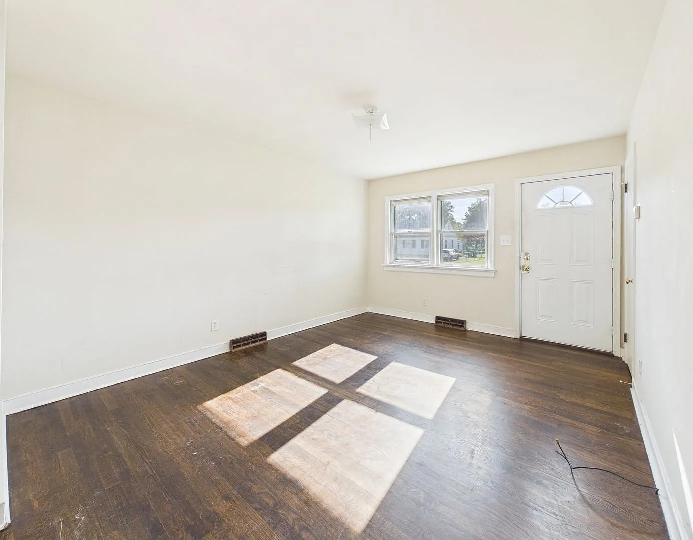 3 bed, 1.5 bath, 1304 sqft, $1,795 — Photo 3