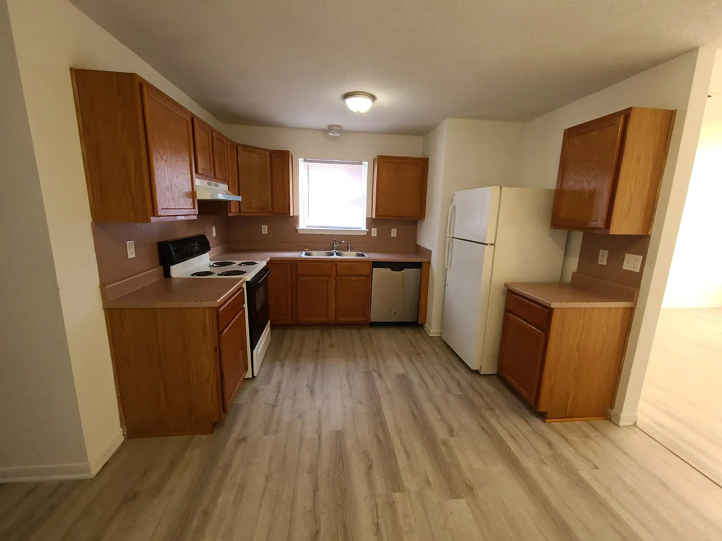 3 bed, 1100 sqft, $895 — Photo 4
