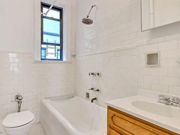 5th image of 3150 33rd St APT 5A