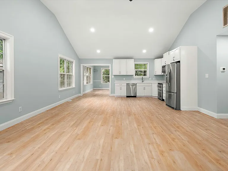 39 Nottingham Ln — Photo 2