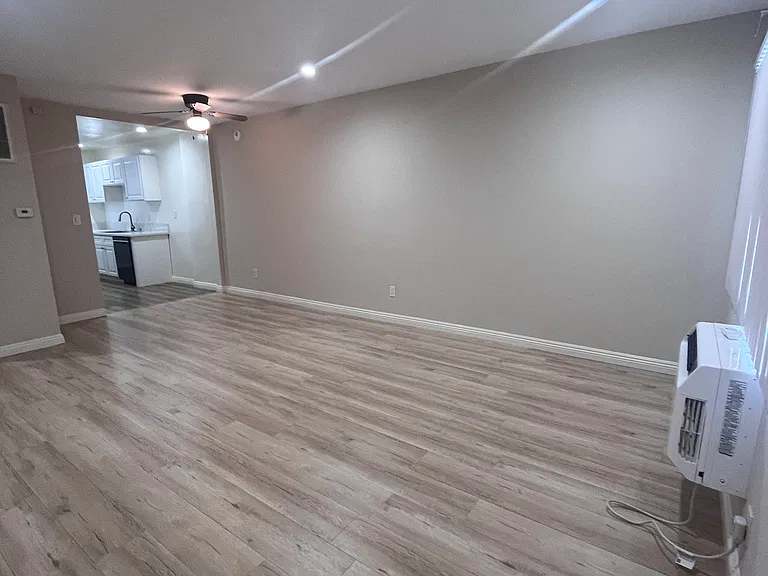 325 W Lexington Dr #4 — Photo 2