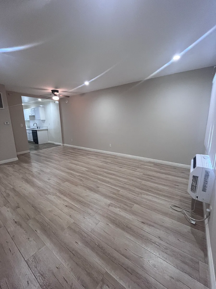 Building Photo - 325 W Lexington Dr #4