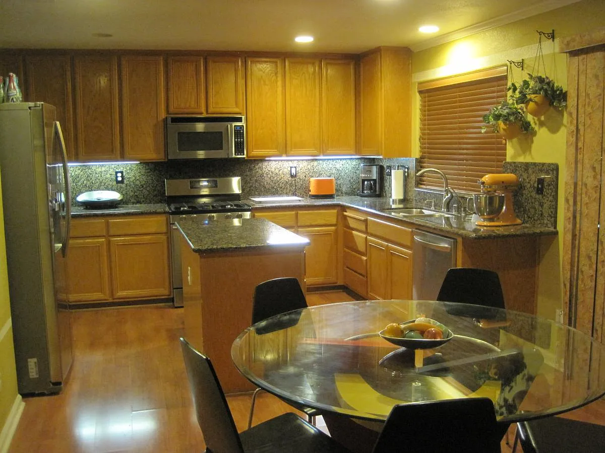 4 bed, 2.5 bath, 2300 sqft, $4,300 — Photo 2