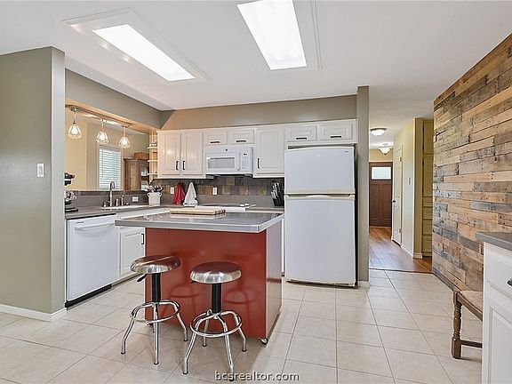 3rd image of 1708 Emerald Pkwy