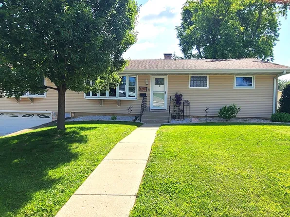 1218 Elm Pl, Dixon, IL 61021