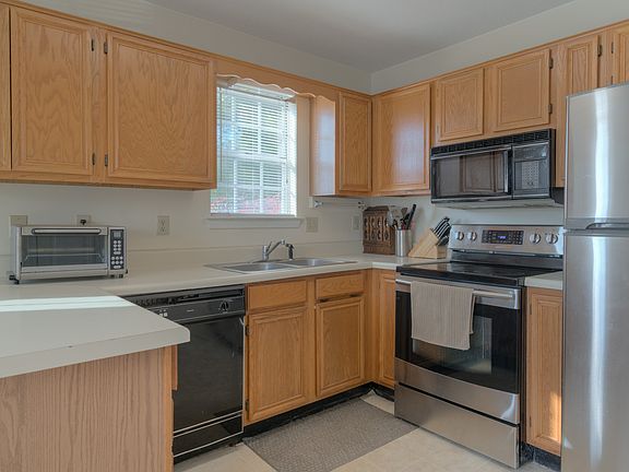 4th image of 864 Patrick Henry Dr