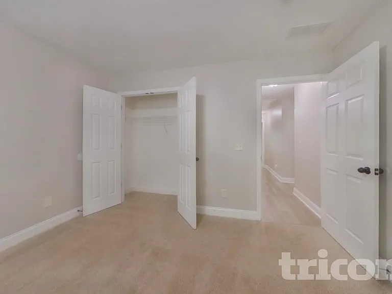 231 W Oak St — Photo 11