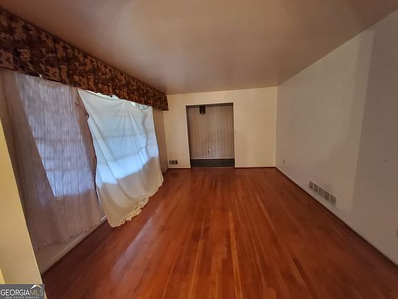 4th image of 264 Peyton Rd SW