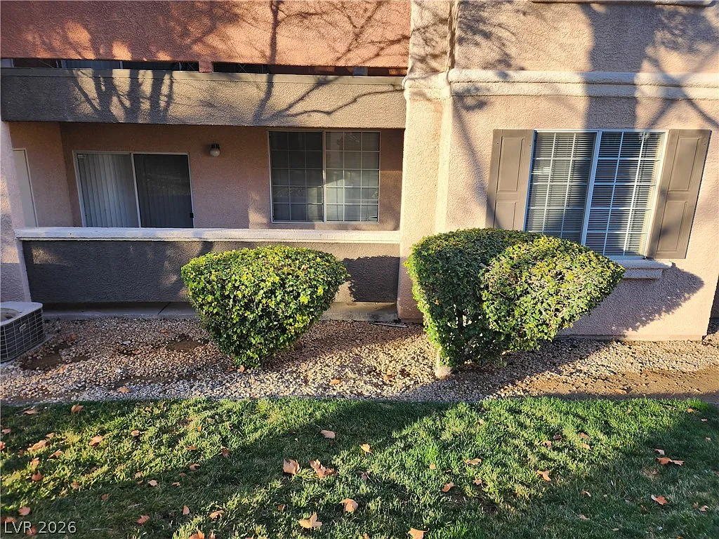 3 bed, 2.0 bath, 1344 sqft, $2,100 — Photo 1