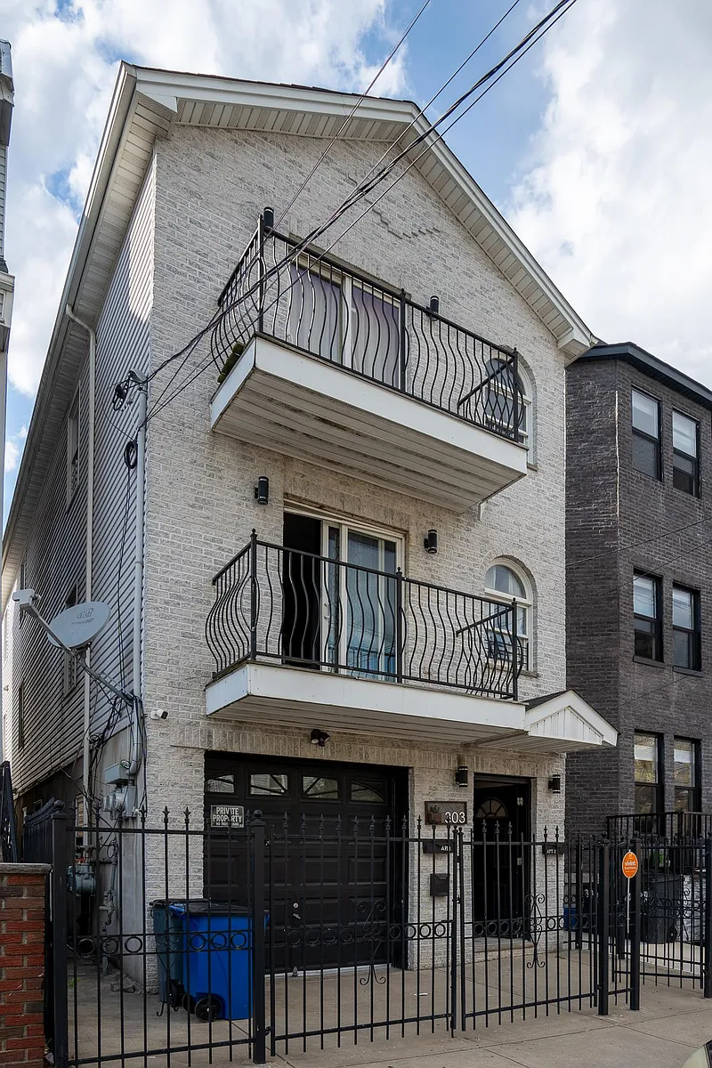 Building Photo - 303 Arlington Ave #1