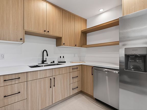 4th image of 2539 Manhattan Ave