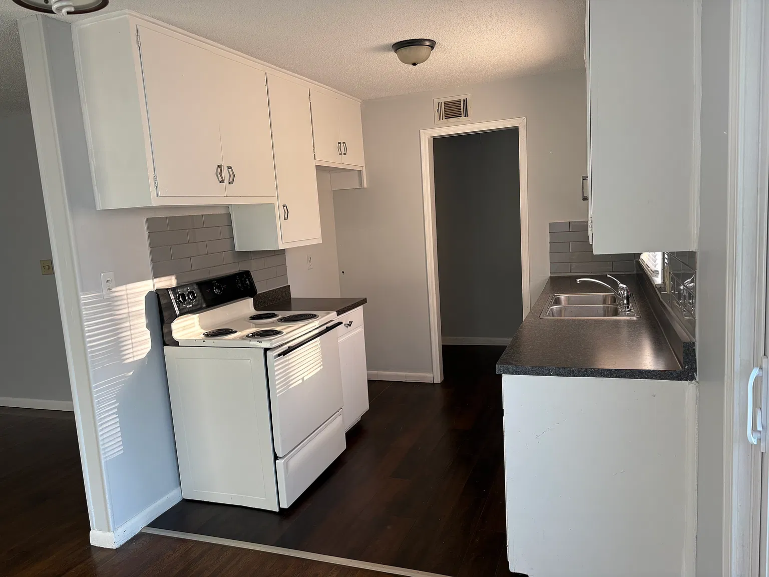 3 bed, 1000 sqft, $1,200 — Photo 4