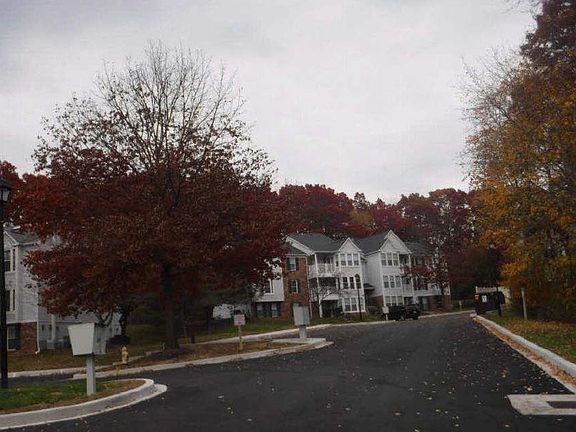 3rd image of 903 Woodbridge Ct Unit G