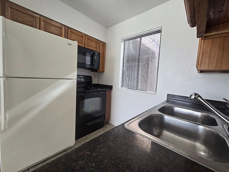 213 E Foster Ave — Photo 8