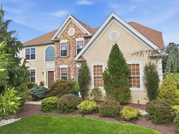 18 Creek Ct, Easton, PA 18040