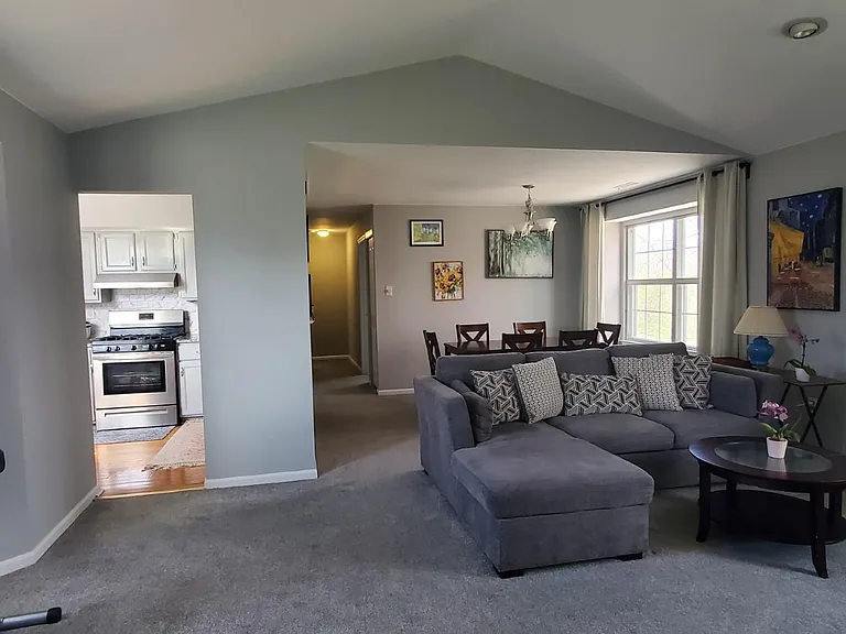 665 Rose Hollow Dr #B — Photo 4
