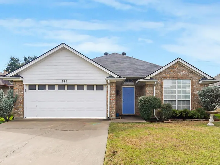 926 Meadow Cir S — Photo 1