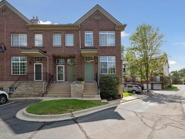 1456 Silverbrook Ridge Dr, Walled Lake, MI 48390