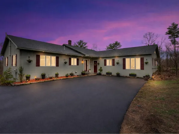 28 Oakledge Hills Road, Raymond, ME 04071