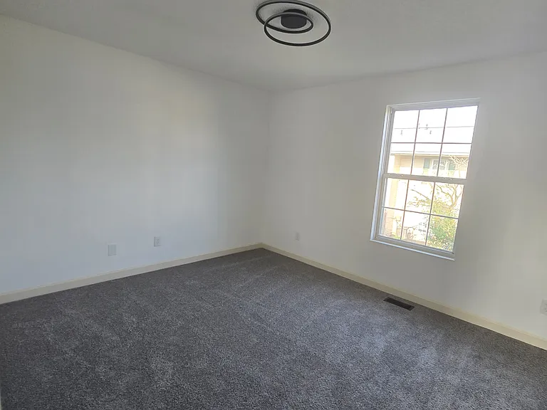 2032 Burbridge Ln — Photo 3