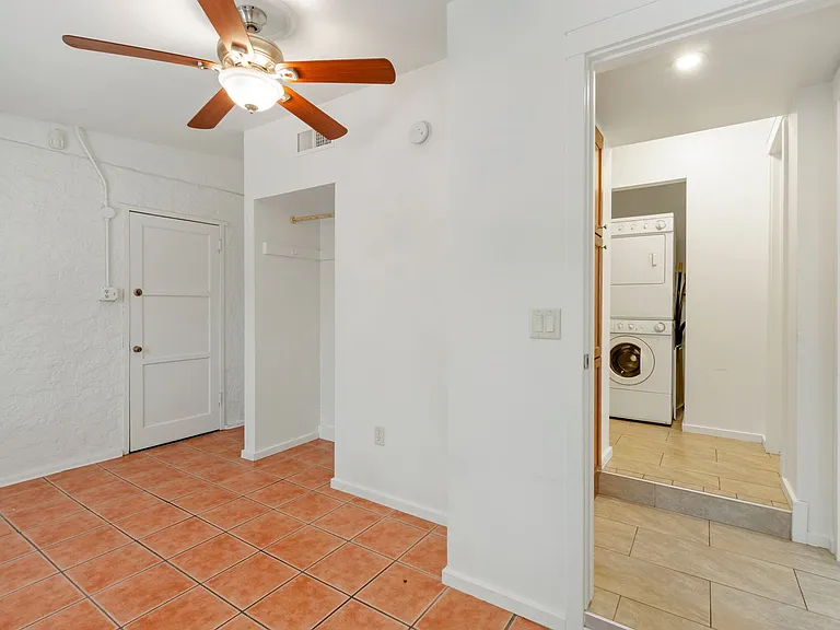 1121 E 9th St #1 — Photo 19