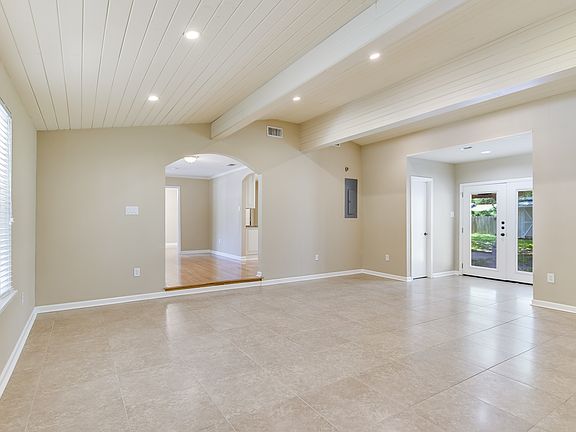 5th image of 406 Woodcrest Dr