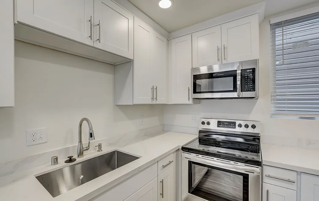 3 bed, 750 sqft, $1,974 — Photo 3