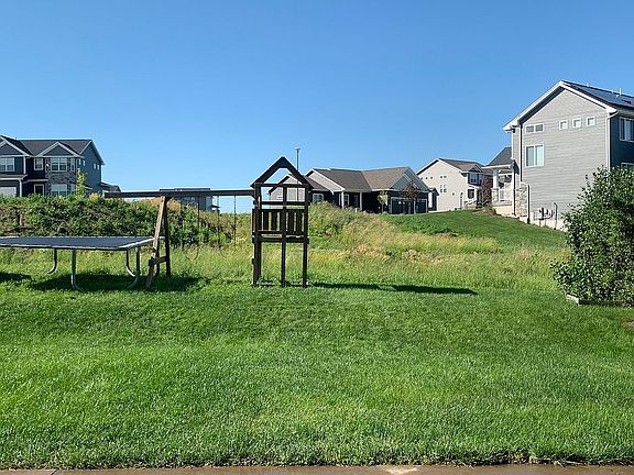 5th image of 299 Radcliffe Dr