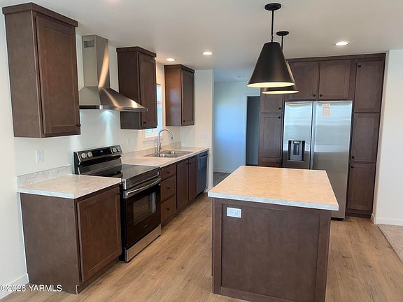 3rd image of 402 Maple Ave Unit 10