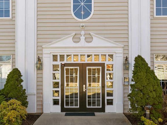 2nd image of 400 Victoria Gardens Dr