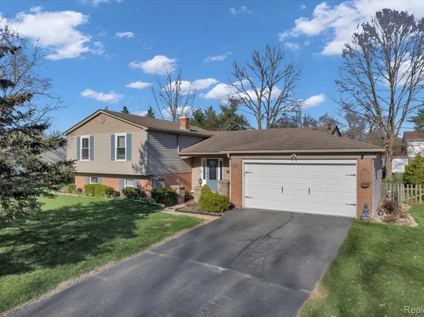 2998 Walmsley Circle Dr, Lake Orion, MI 48360