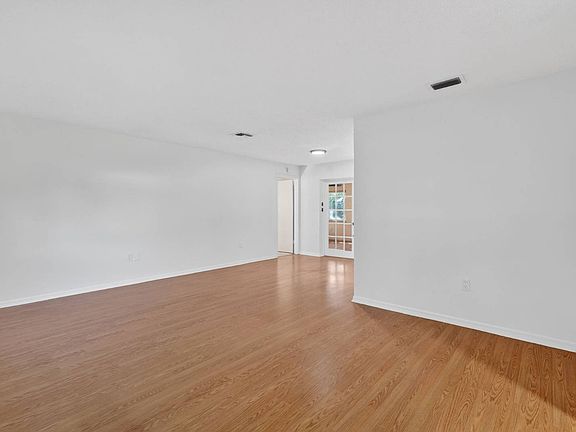 4th image of 3450 Laurel Dr