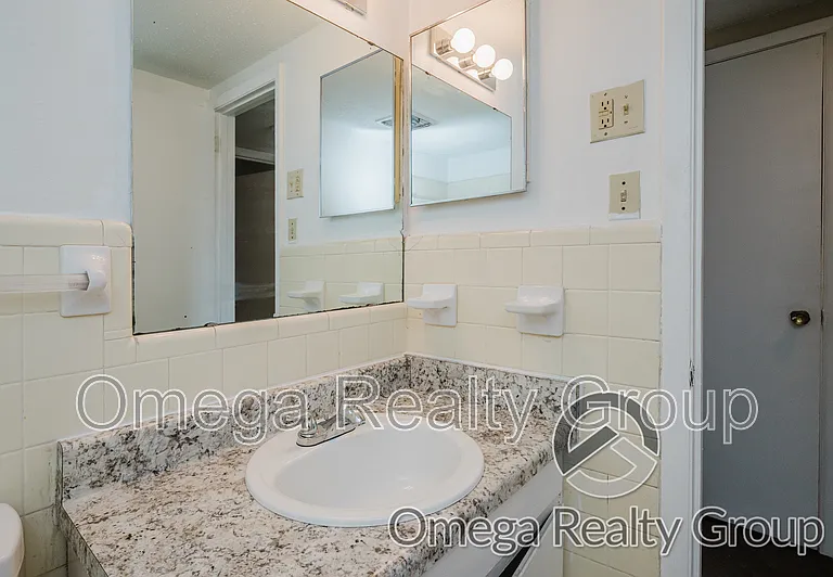 South Court Apartments — Photo 31
