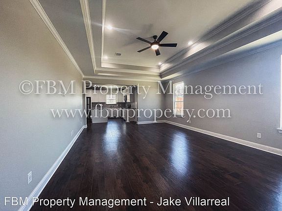 3rd image of 811 Woodcrest Dr