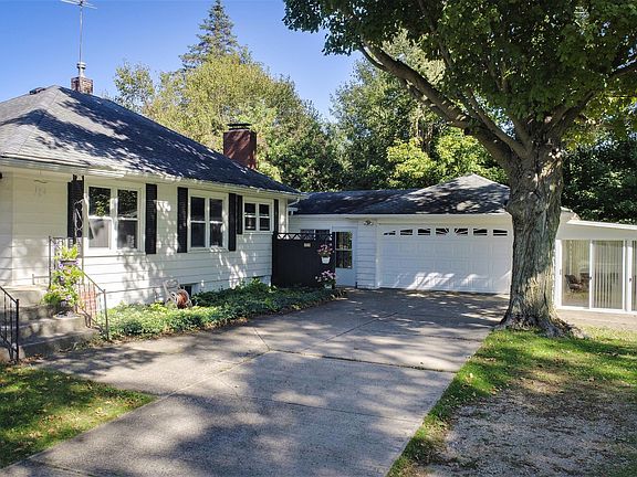 2nd image of 654 N Mechanic St