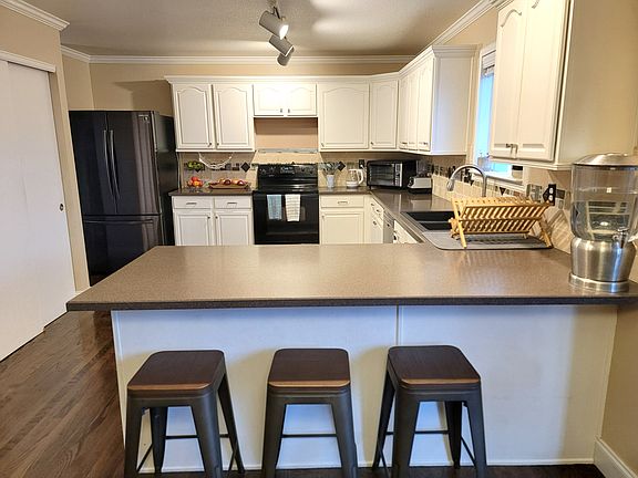 Spacious kitchen with new stove & refrigerator