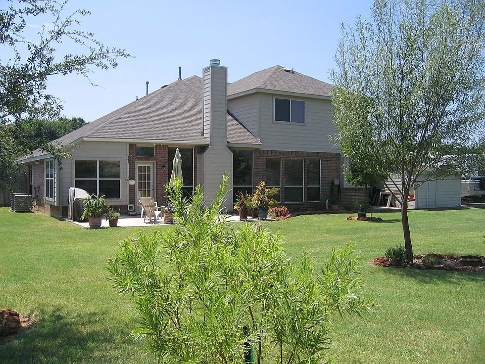 2nd image of 304 Cottonwood Trl