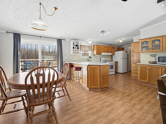 5th image of 882 Lilac Rd