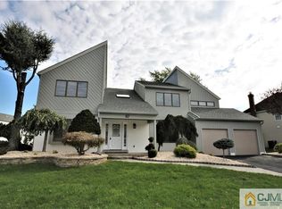 87 Eleanor Dr, Kendall Park, NJ 08824