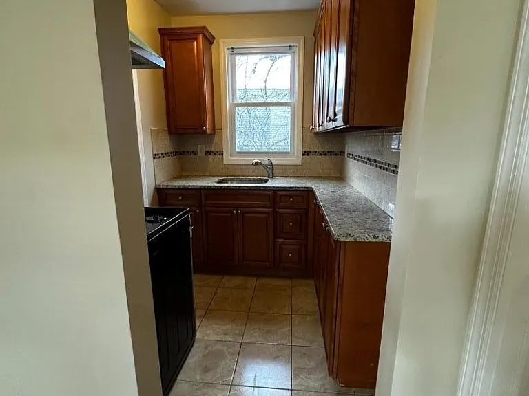 33 Hayward Pl #2 — Photo 3