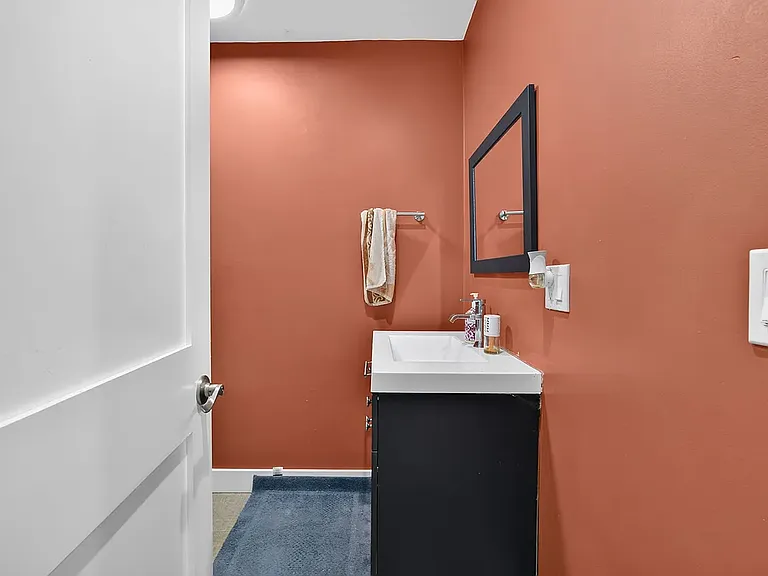 1st full bathroom (common)