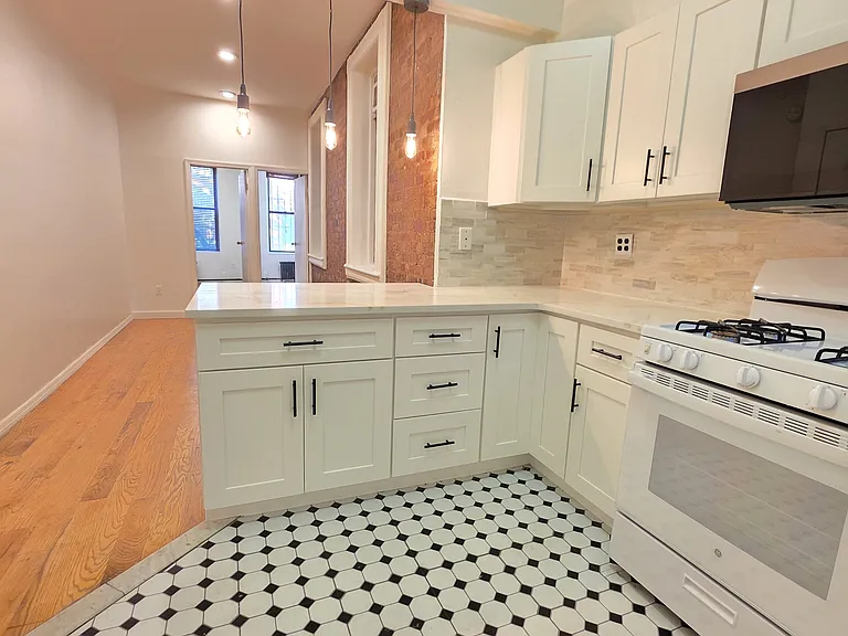 312 E 9th St #4 — Photo 1