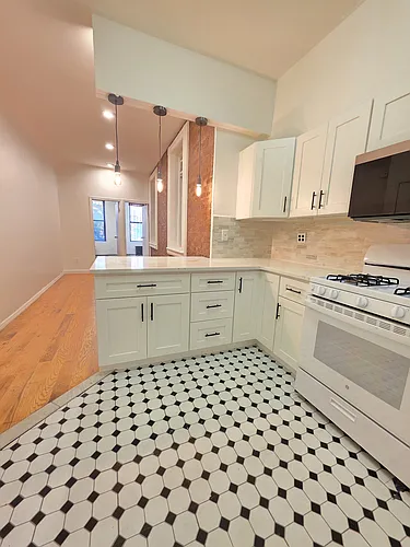 312 E 9th St #4 Photo 1