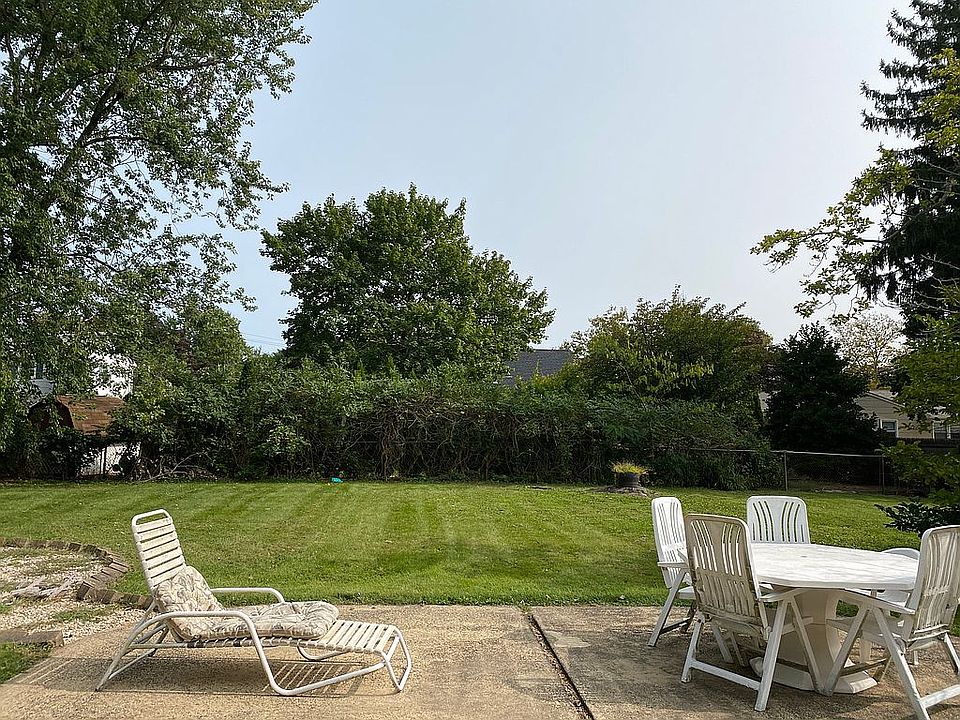 Spacious fenced yard