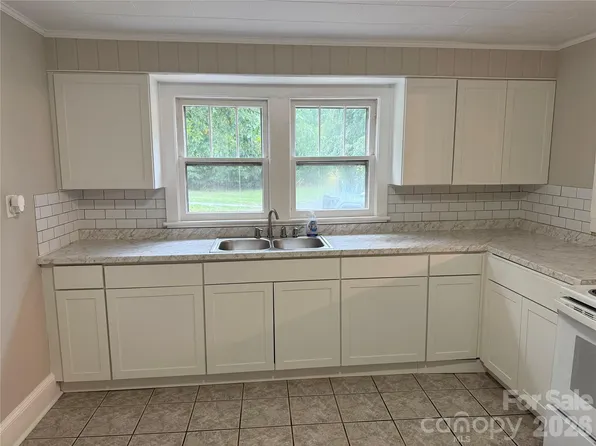 4954 Crawley Dale St, Morganton, NC 28655