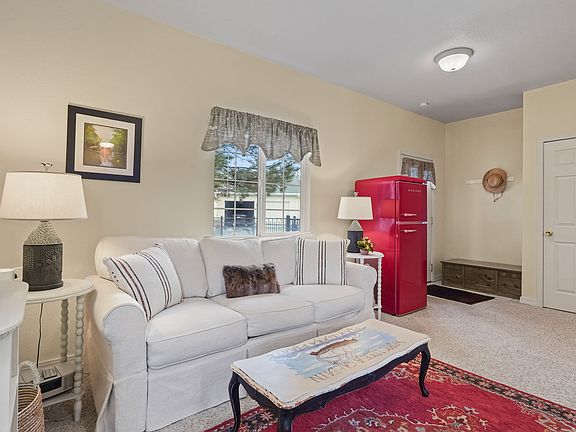 Private entry (detached apartment)