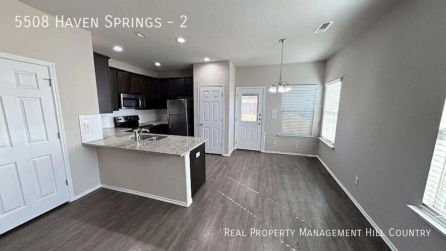 3 Bed / 2.5 Bath with Granite Kitchen, Spacious Backyard, and 2 Car Garage — Photo 2