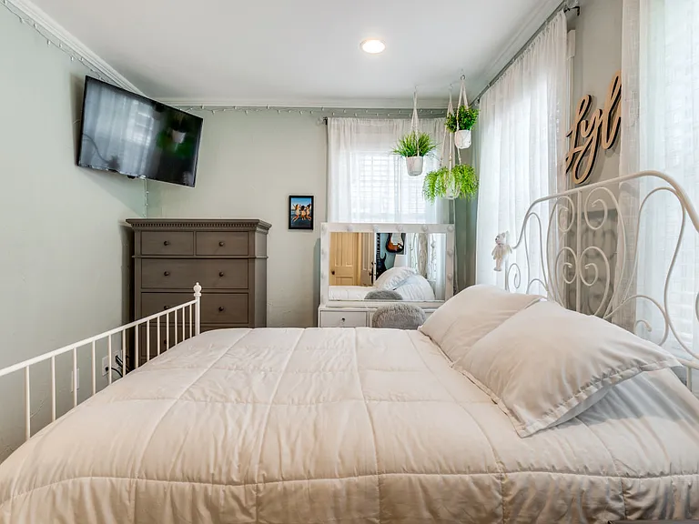 4556 Belclaire Ave — Photo 38